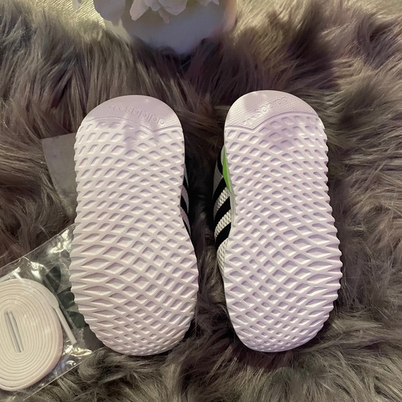 Toddler Adidas size 6 - Picture 3 of 4